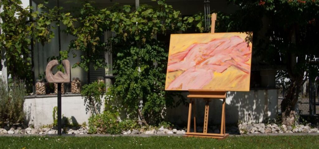 Dieter Linxweiler - expressiver Maler, sein Gemälde draussen ausgestellt im Garten in seinem Kunsthaus "Über die Brücke" ab 2012
